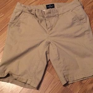 American Eagle khaki bermuda shorts. Sz 4